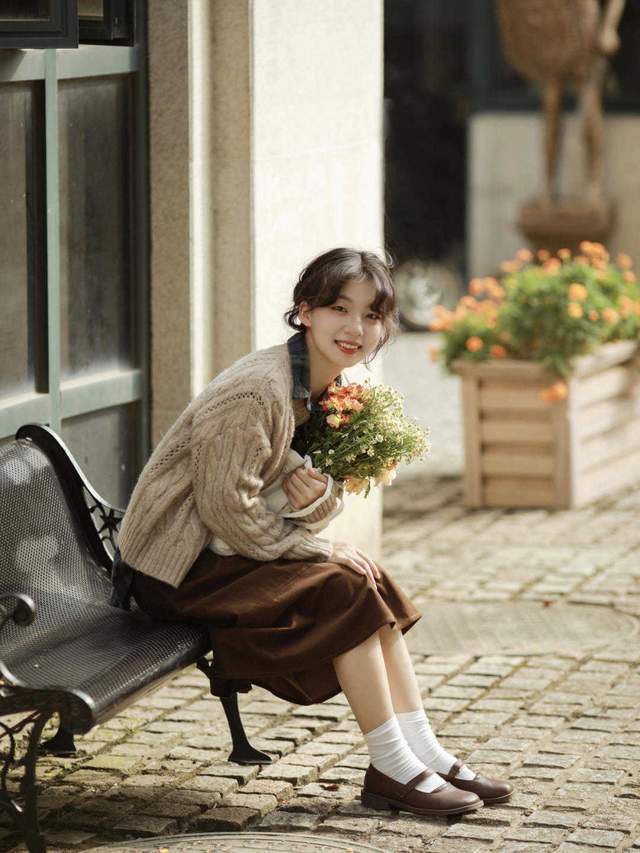 帆布鞋|秋天正确的打开方式,针织衫的温柔少不了,可以尝试这样搭超好看