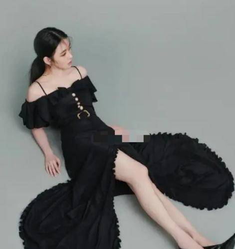 名媛|沈月晒庆生照,脖子里挂着6条珍珠项链奢华至极,7位闺蜜成为陪衬