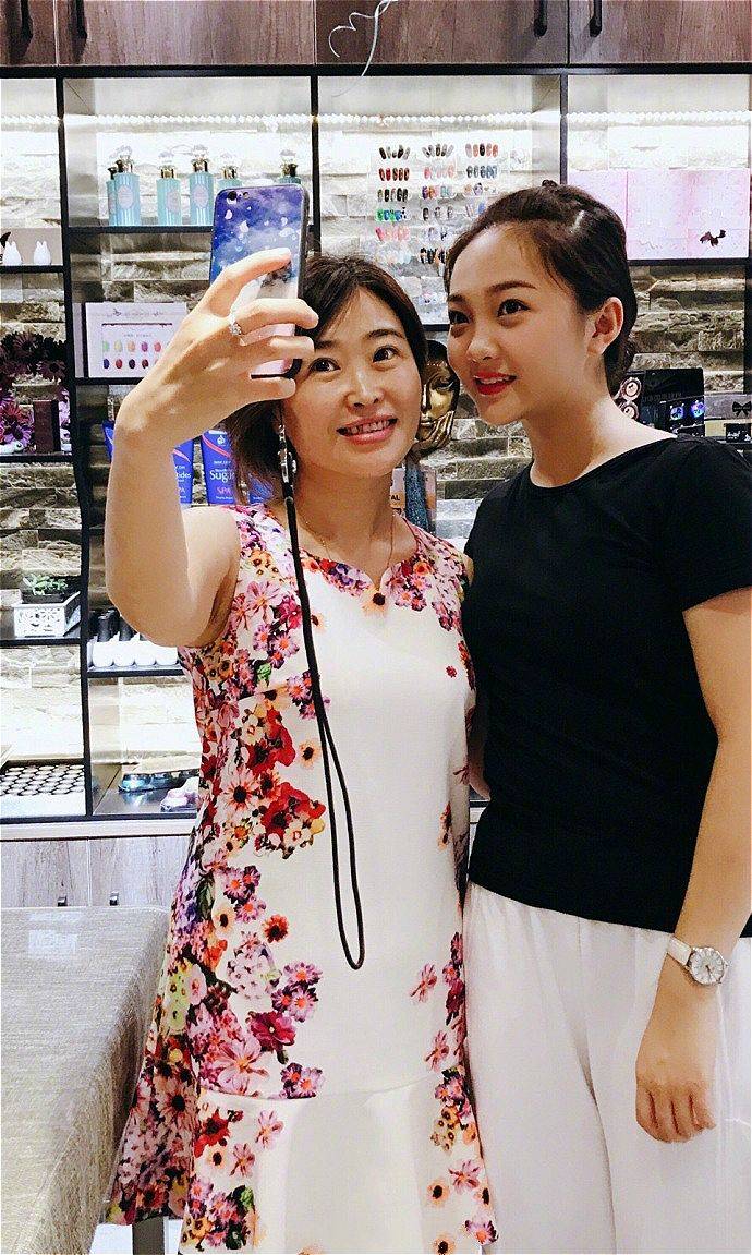 感觉|林妙可在豪车里化妆，涂红唇刻意打扮成熟，才21就一副大妈身材！