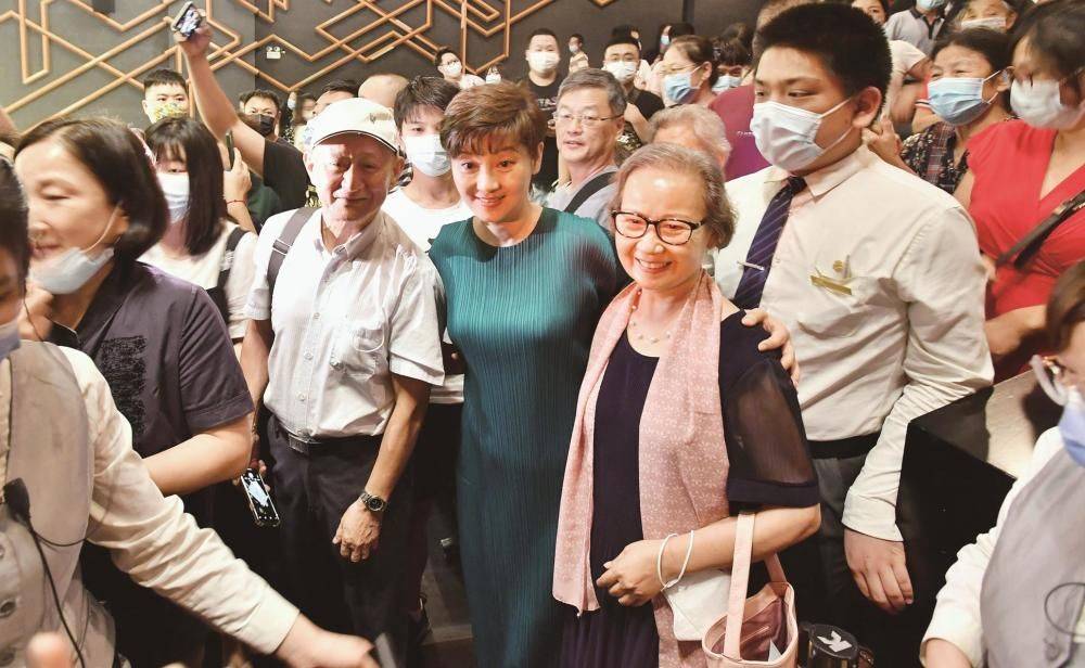 显得|徐帆穿红裙跑宣传，却只敢踩双平底鞋，脸是老了身材竟比女儿好！