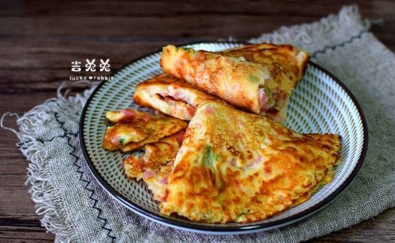 加入适量|一个西红柿,一根香肠,一点面粉,做成简单早餐,营养又好吃!