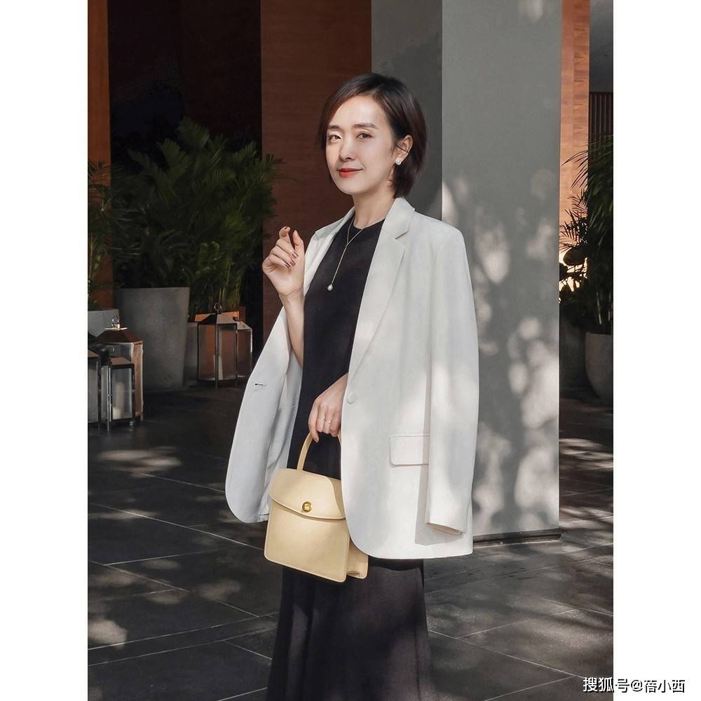 西装|女人到了四五十岁，秋天穿外套选这6件超百搭，得体时髦又显气质