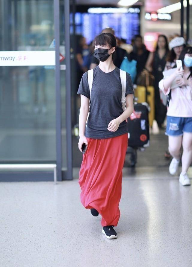 短裙|杨丽萍外甥女爱把自己往老了打扮,才20多岁就挺成熟,真让人意外