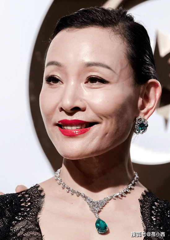 身材|陈冲不走寻常路，壮硕身材穿紧身蕾丝裙气质惊艳，年过半百依旧美