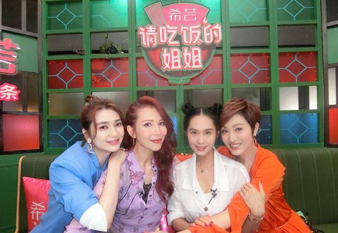 洪欣|洪欣中秋前夕忙捞金，穿粉短裙站店门口好风光，50岁还是少女身材