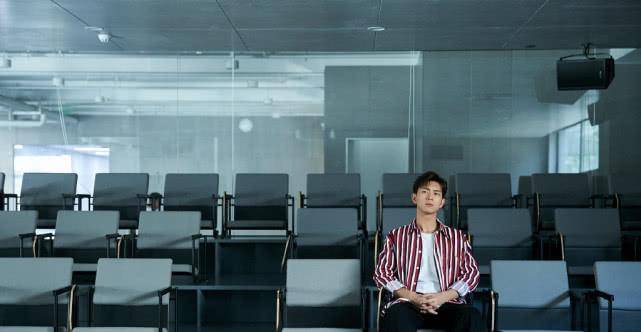 条纹|李现晒照，一件条纹衬衫叠穿白T恤，年轻男生就该打扮清秀一点！