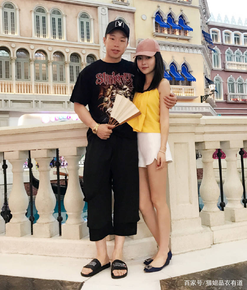 亮点|德云社烧饼老婆晒照，“网红脸”配大T恤挺甜美，看着不像俩娃妈