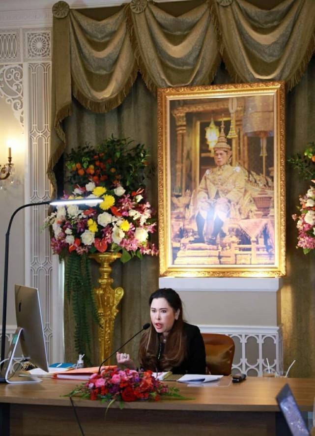 拉隆|泰国血友病公主发福严重！双下巴堆叠看不到脖子，比花心国王敬业