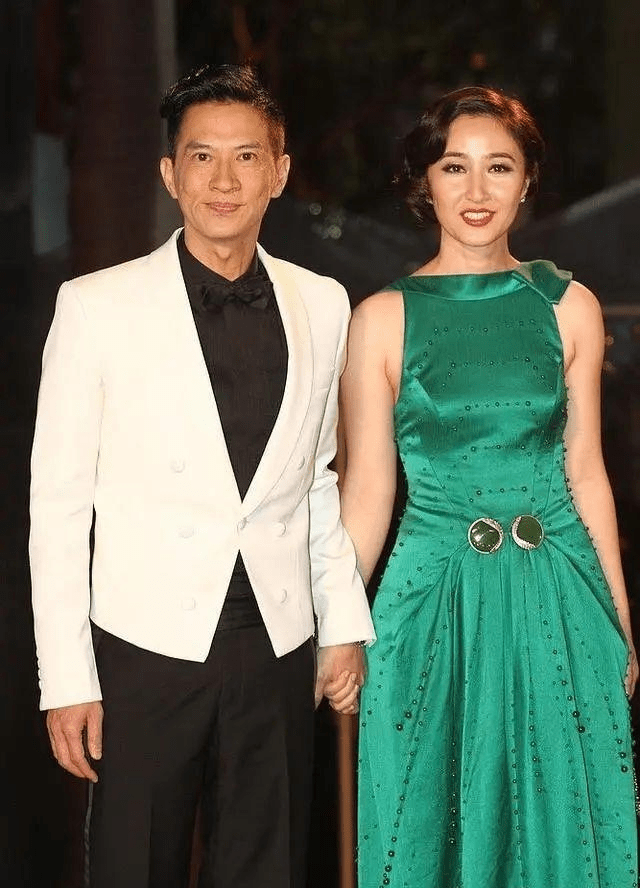 浅色|张家辉夫妇罕见同台,关咏荷复古卷发配绿裙像贵妇,太给老公长脸