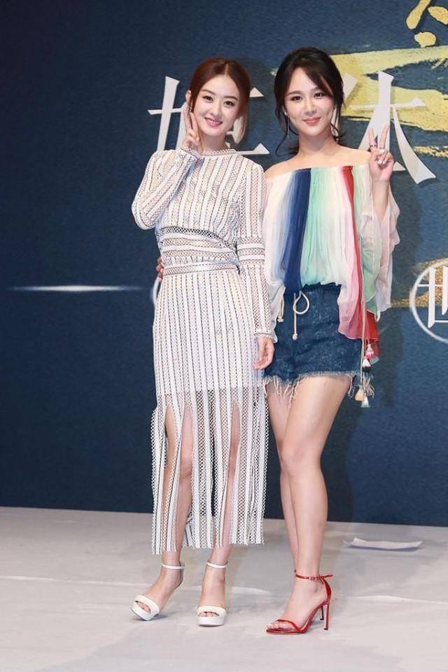 赵丽颖|赵丽颖越来越洋气了，穿水手服套装似高中生，近距离也看不出年龄