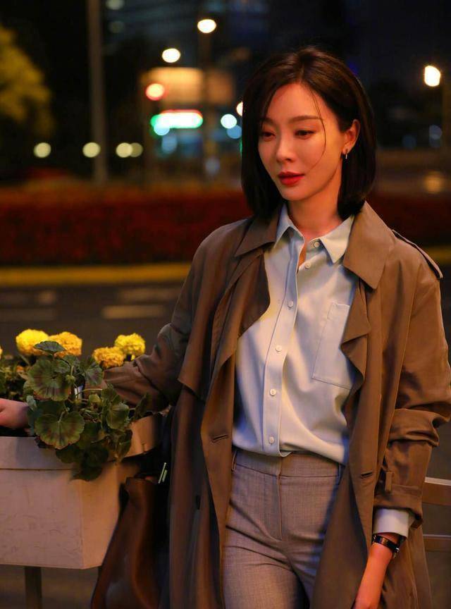 真丝|穿搭:陈数新剧演律师,衬衫+西裤又飒又美,但给人感觉太刻板