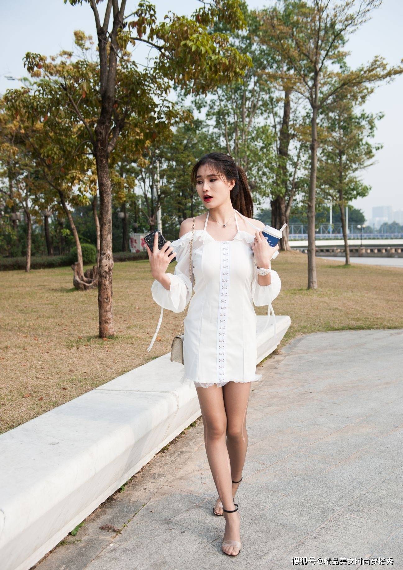 透视|白色的露肩连衣裙清凉舒适，搭配一双高跟鞋，走起路来优雅又时尚