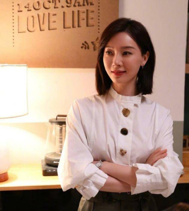 真丝|穿搭:陈数新剧演律师,衬衫+西裤又飒又美,但给人感觉太刻板