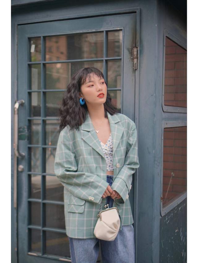 感觉|秋天不穿裙子也很浪漫，针织开始搭配牛仔裤优雅大气，高级时髦