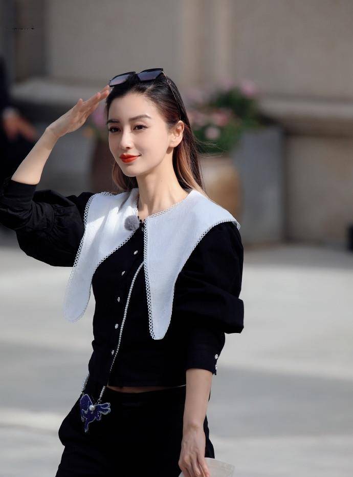 显得|baby新一季跑男路透，穿泡泡袖衬衫挺潮，但脖子戴“围嘴垫”干啥