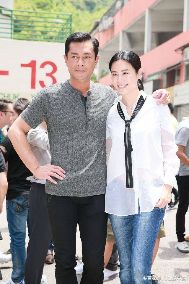 宣萱|51岁宣萱同框林峰看剧,衬衫配小脚裤好少女,比小9岁林峰还年轻