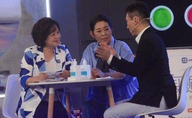 images|倪萍跟紧潮流减肥,再打扮漂亮看着就年轻点,衬得鞠萍很显老!