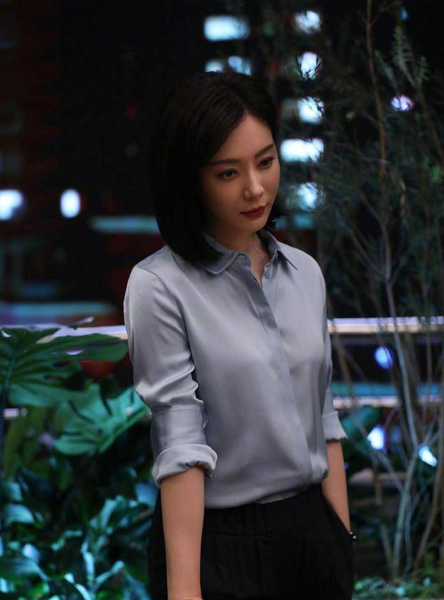 真丝|穿搭:陈数新剧演律师,衬衫+西裤又飒又美,但给人感觉太刻板
