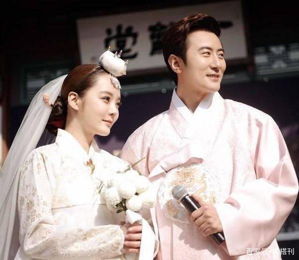 毛衣|41岁蔡琳离婚后首露面,格子大衣配牛仔裤高筒靴,温柔中透着坚韧