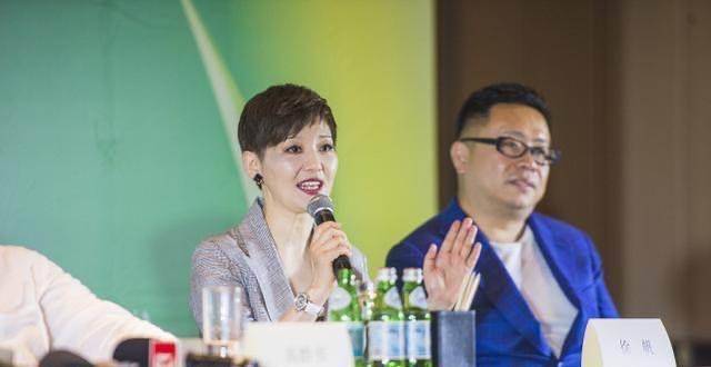 女强人|徐帆剪了短发更有气场，穿灰色西装尽显女强人风范，一看就不好惹