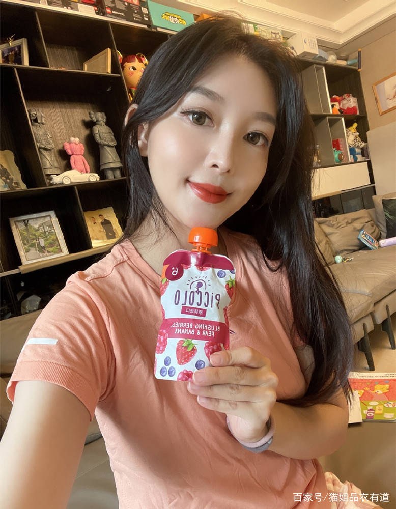 亮点|德云社烧饼老婆晒照，“网红脸”配大T恤挺甜美，看着不像俩娃妈