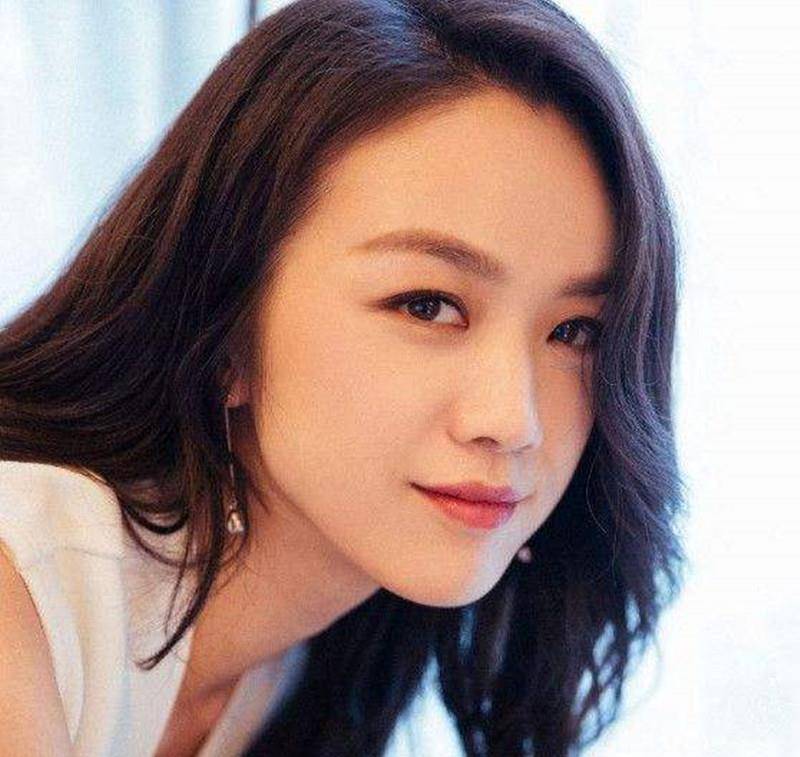丝绸|风格解析：为什么汤唯穿棉麻显高级，穿亮光丝绸反而显低俗？