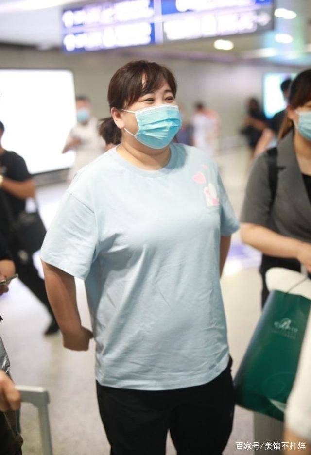 张小斐|39岁贾玲胖得自信，穿衬衫勒出赘肉，大方与瘦成闪电的张小斐挽手