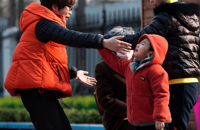 家长|多地幼儿园“一娃难求”，抢入学名额已成过去式，这究竟是怎么了