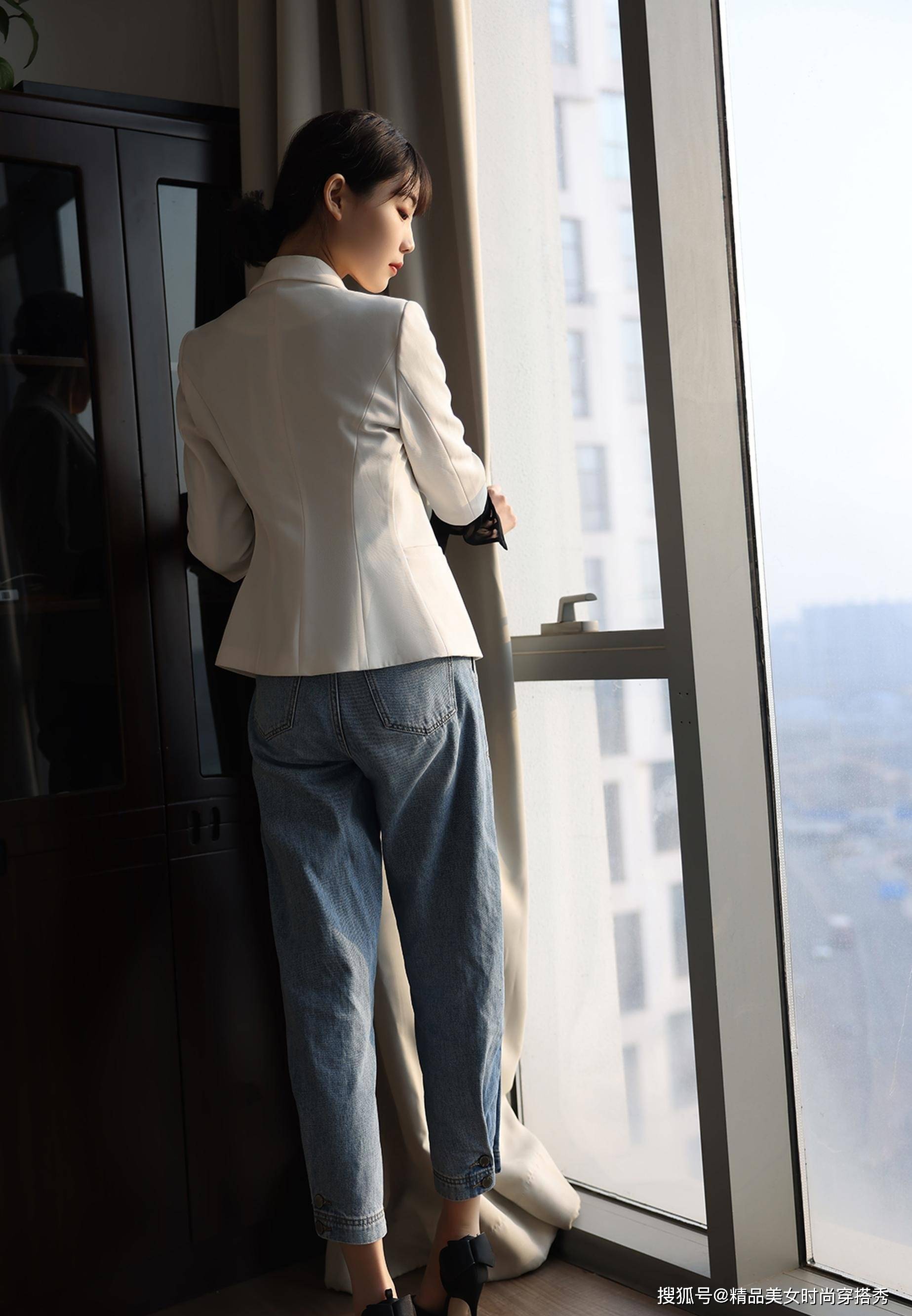 从容|干练的西装外套内搭黑色的衬衫，下搭收脚的牛仔裤，干练又帅气