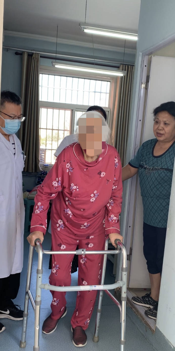 老人|西安市紅會醫院閻良院區多學科協作 94歲高齡老人重新站起來