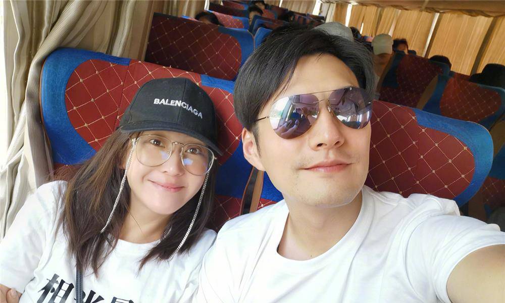 杜若溪|严屹宽与杜若溪提前过七夕，情侣印花衬衫搭短裤，从头到脚好般配