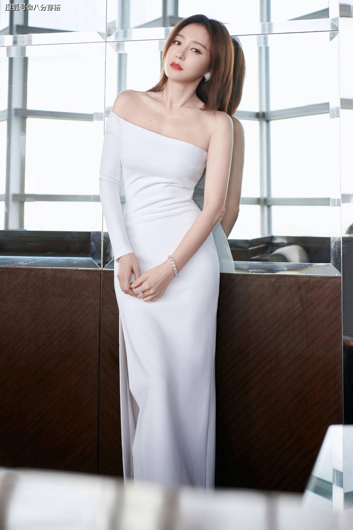 黑色|秦岚私服穿搭也惊艳,T恤配牛仔裙简约利落,舒适随性又有气场