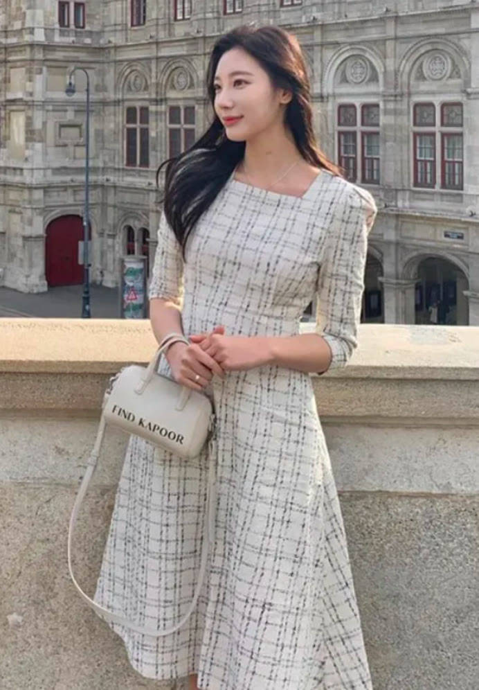 贵妇|林志玲机场秀恩爱，穿格纹裙配头纱扮贵妇，老公穿花衬衫显油腻