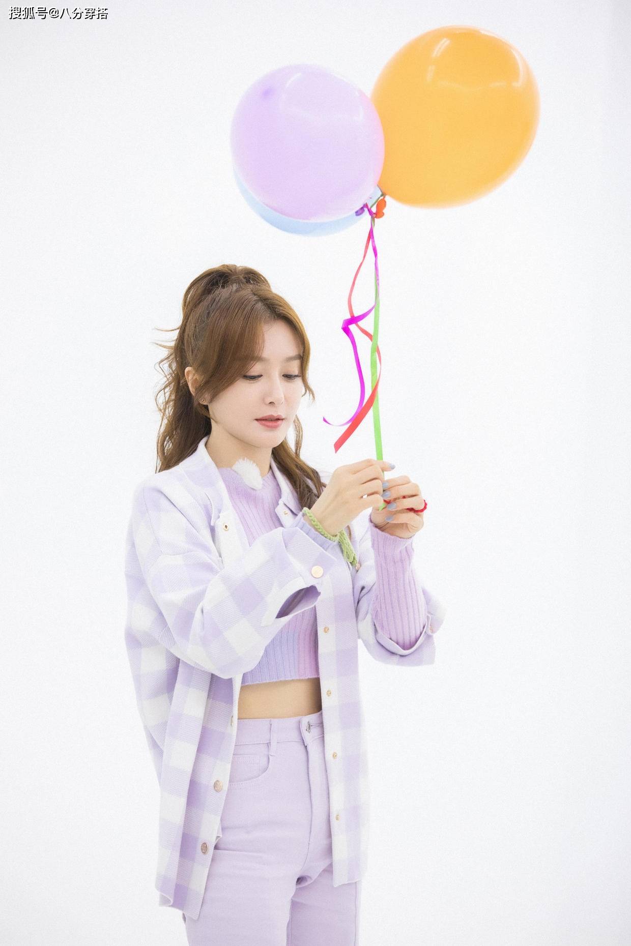 黑色|秦岚私服穿搭也惊艳,T恤配牛仔裙简约利落,舒适随性又有气场