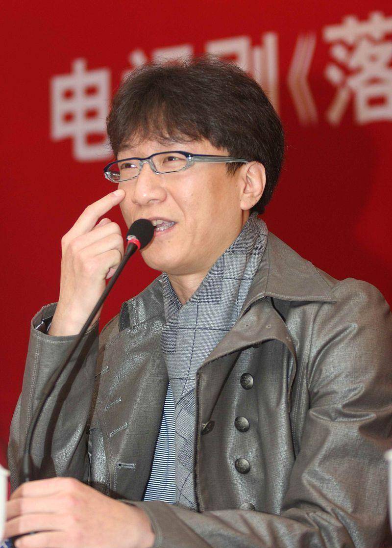 服装|十几年前的孙红雷头发挺飘逸，戴眼镜挺乖的，但“大哥范”藏不住