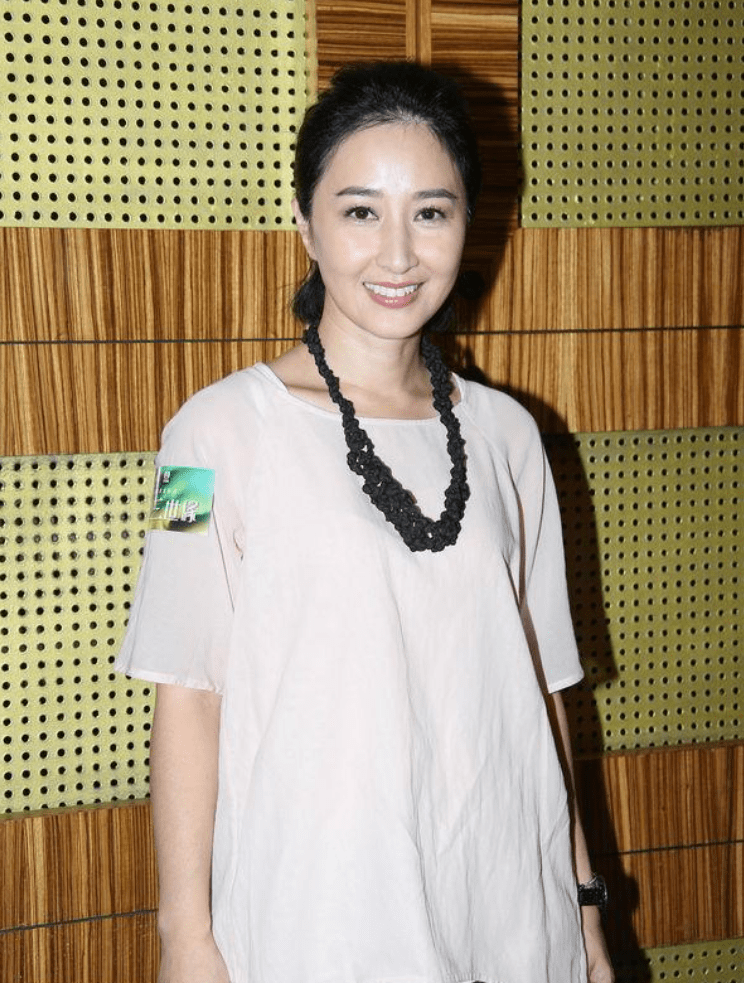 浅色|张家辉夫妇罕见同台,关咏荷复古卷发配绿裙像贵妇,太给老公长脸