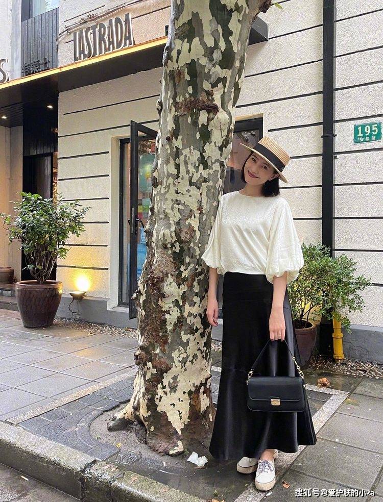 鱼尾|高圆圆气质果然不一般，穿极简黑白都满满高级感，44岁还是真女神