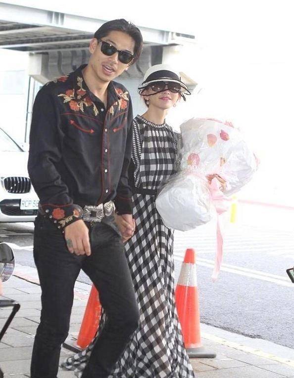 黑色|林志玲夫妇婚后首现身,Akira穿花衬衣油腻土气,网友:一脸猥琐