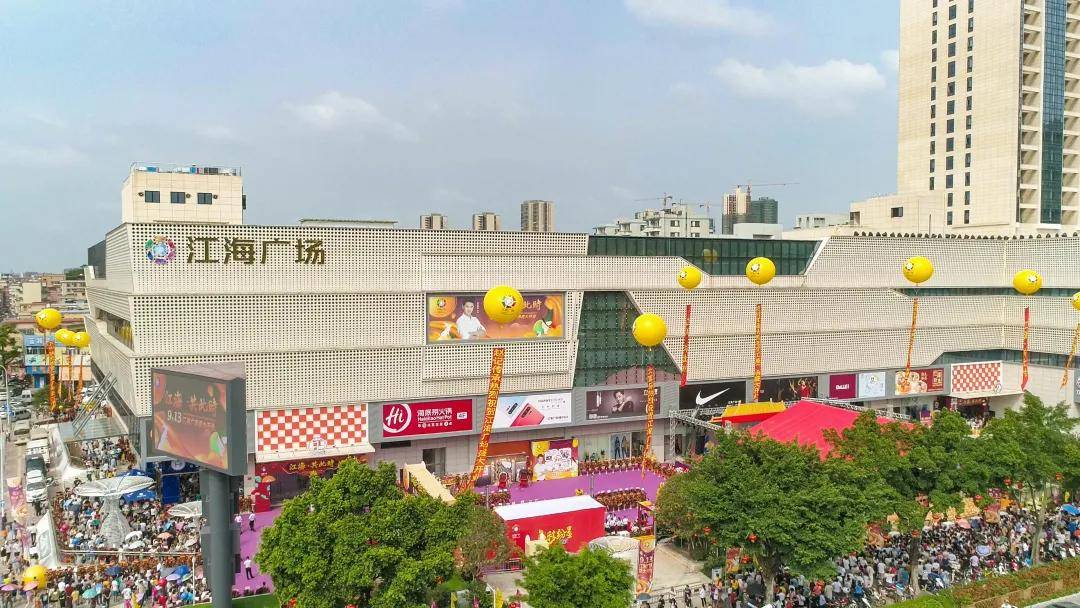 江海广场开业当天到了今年7月份,号称全国首座万达4.