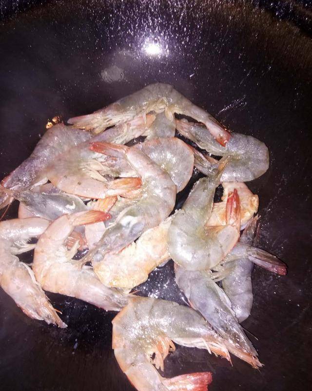 油焖大虾做法最正宗做法教程 93c2a25a4ed740b48d5047072f25646d.jpeg