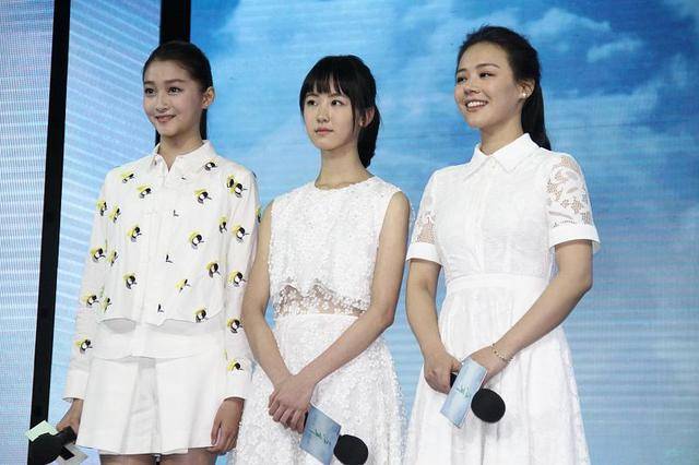 马思纯|马思纯保养得真好，穿简约的白裙气质优雅，不像比关晓彤大10岁