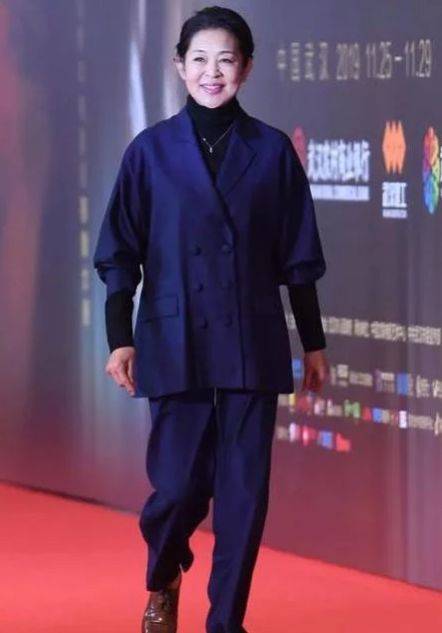 颜色|倪萍瘦下来连着年龄也瘦了,皱纹明显却依然迷人,让人哇塞!