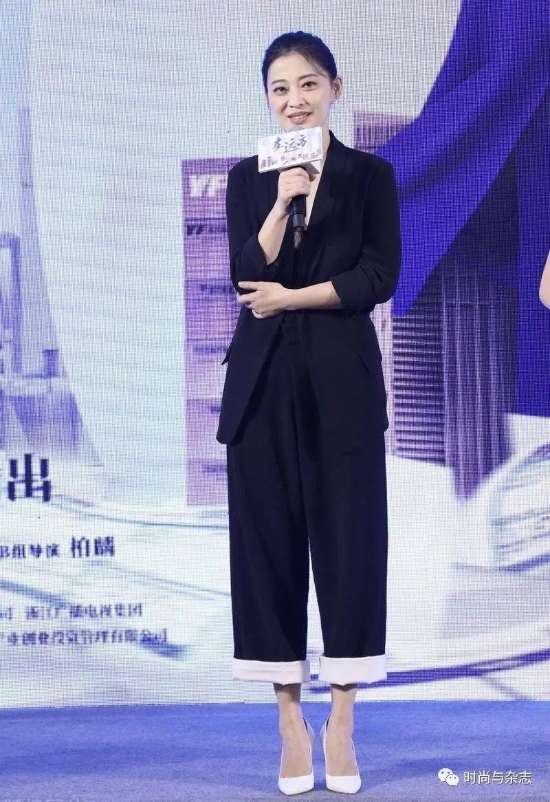 黑色|梅婷的气质一般人学不来，黑色西服配长裤干练知性，洒脱又高贵