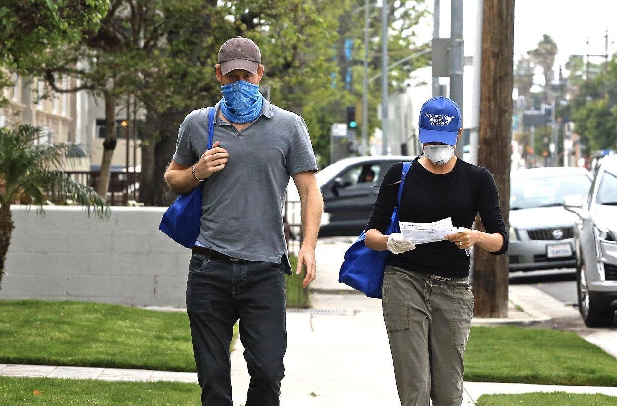 黑色|梅根不做王妃后首露面!上节目颜值明显回春,穿白衬衫更显气质