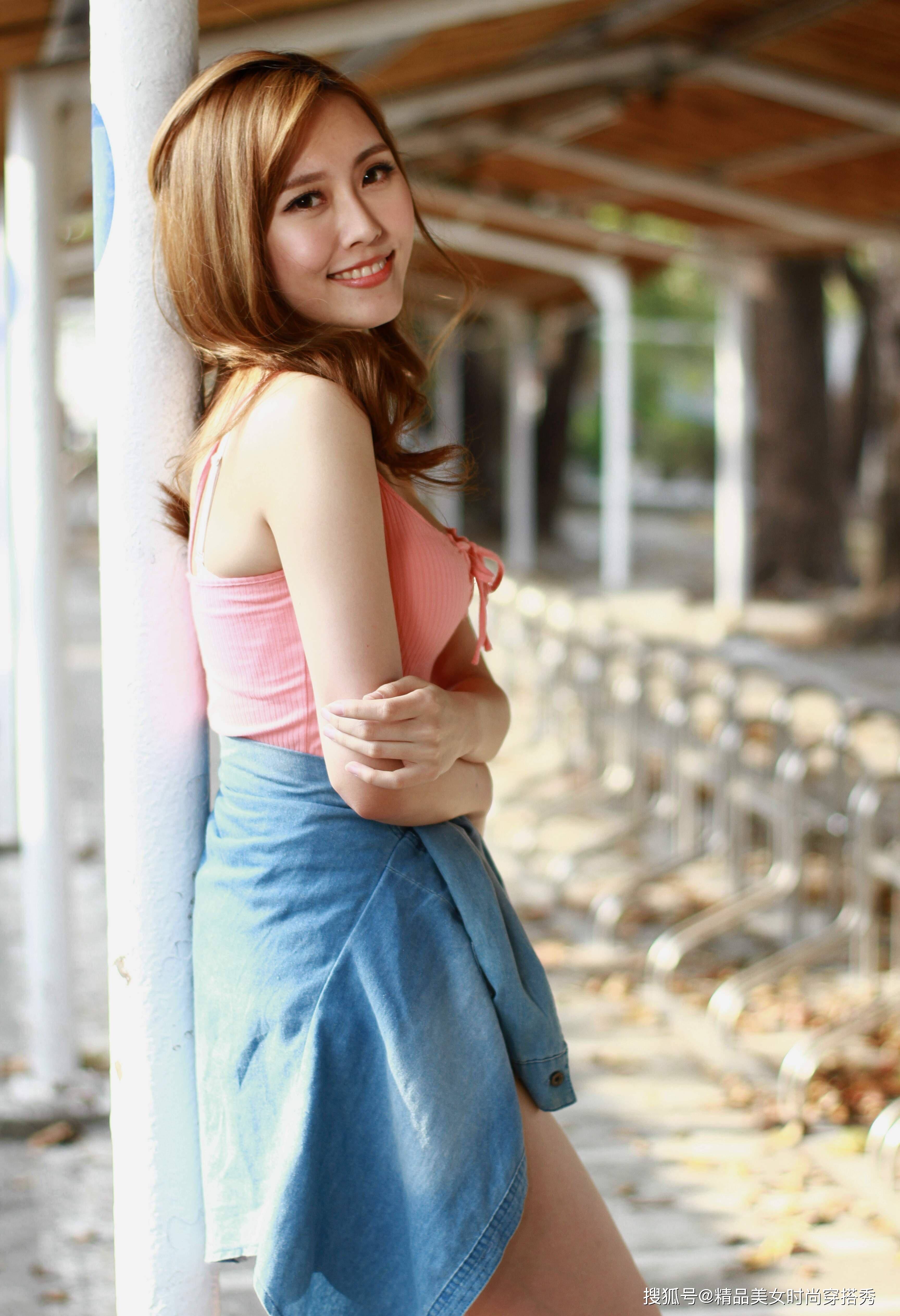 吊带|粉色的吊带背心清凉舒适，下搭一条牛仔短裤，率性十足