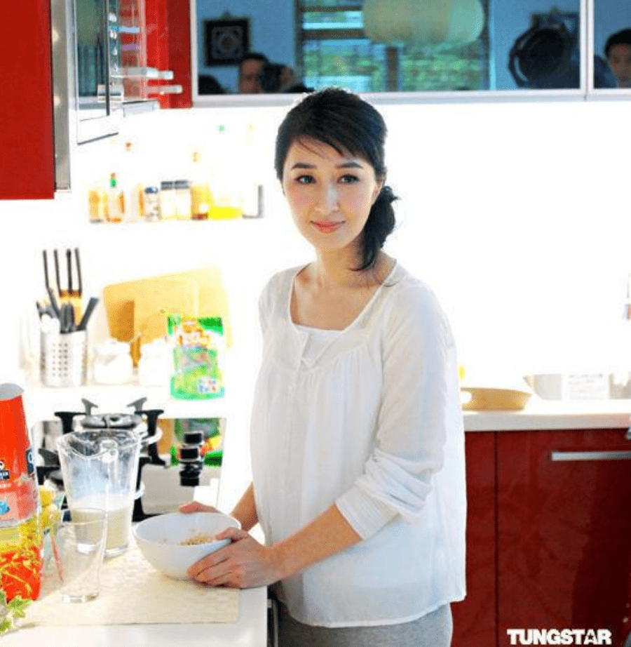 浅色|张家辉夫妇罕见同台,关咏荷复古卷发配绿裙像贵妇,太给老公长脸