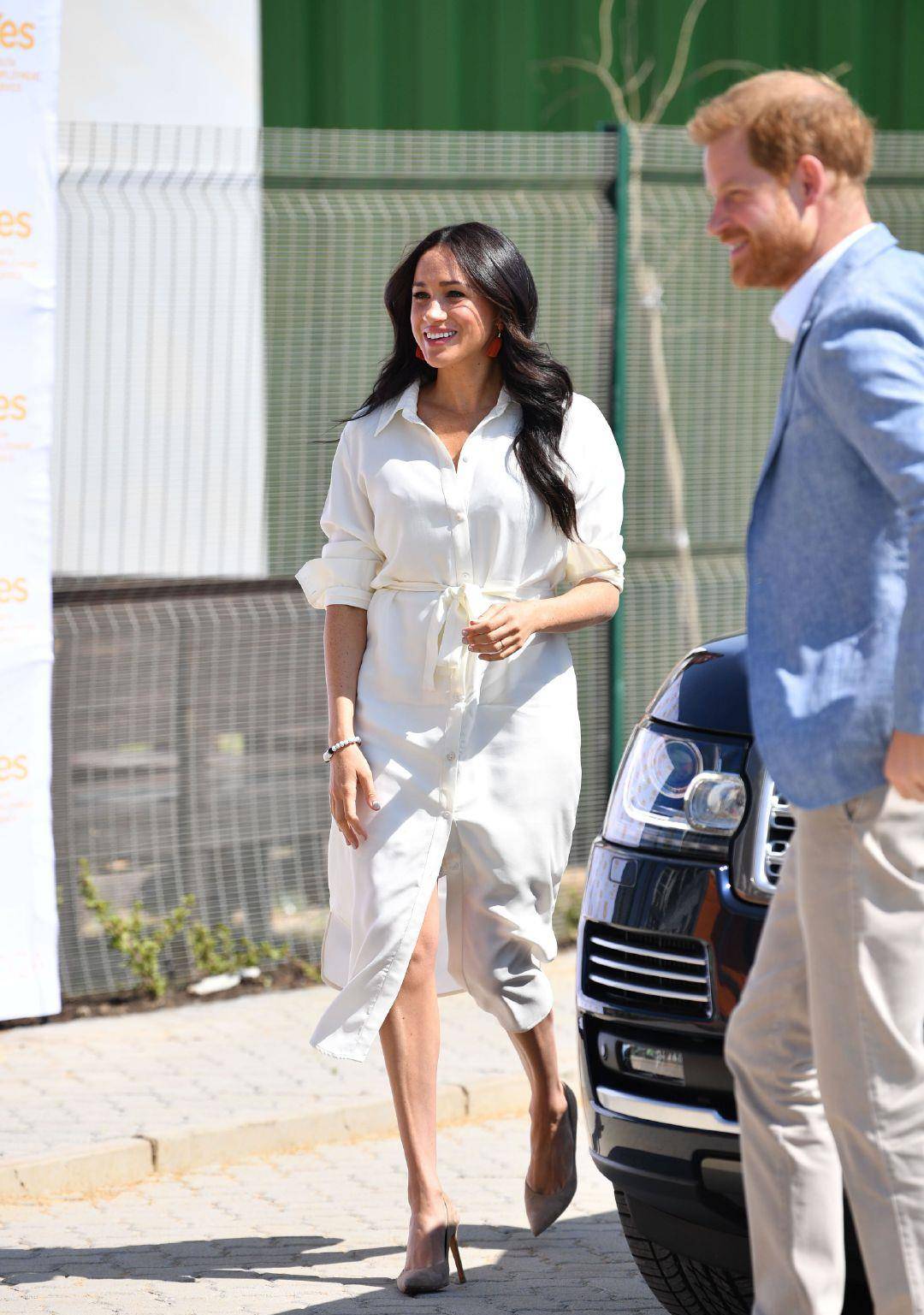 大气|梅根总算穿对了！一袭白色衬衫裙大气优雅，和哈里王子简直配一脸