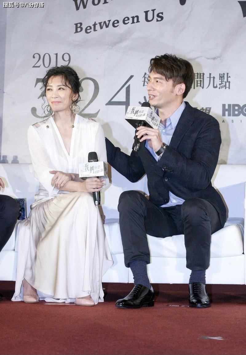 贾静雯|贾静雯的颜值真是无敌了，一袭白色V领连衣裙优雅高贵，成熟精致