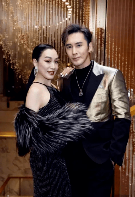 女神|58岁关之琳气质全开，皮草披肩配连衣裙走红毯，高贵又优雅