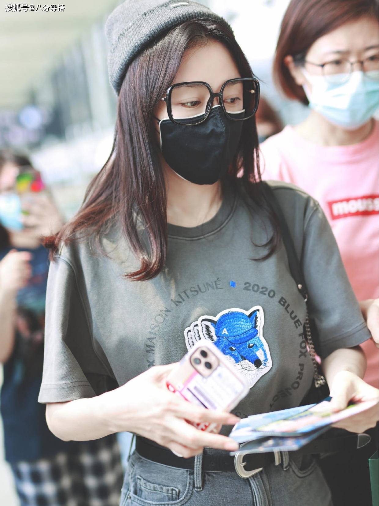 黑色|秦岚私服穿搭也惊艳,T恤配牛仔裙简约利落,舒适随性又有气场